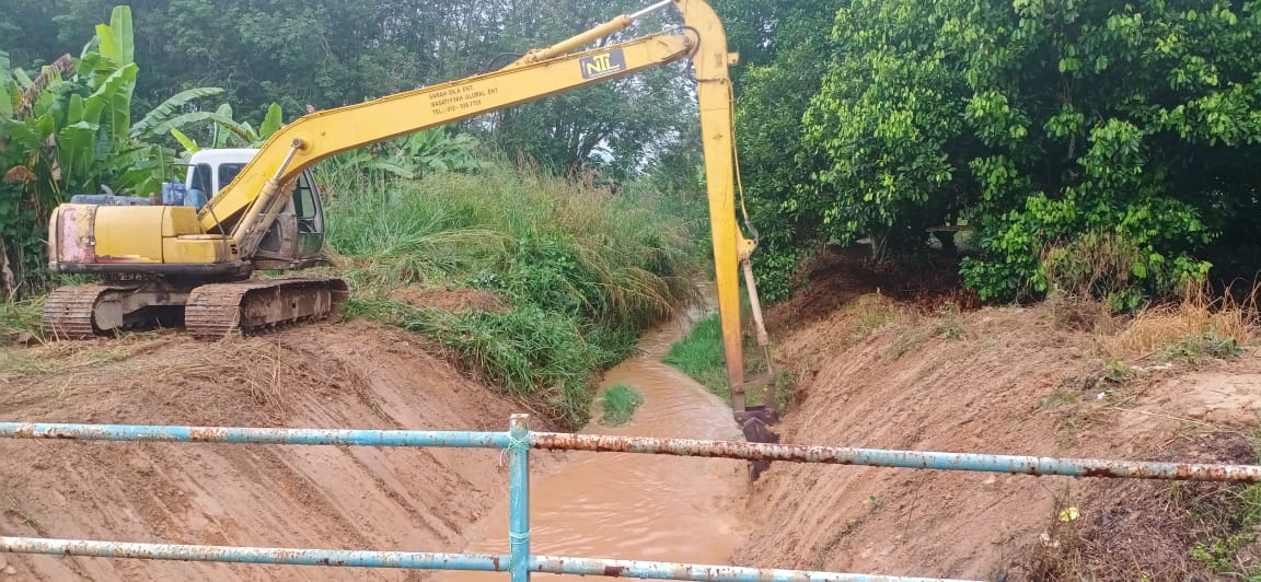 阿依沙叻农民受促移走河旁农物民及安装活动性抽水机以利清河工作