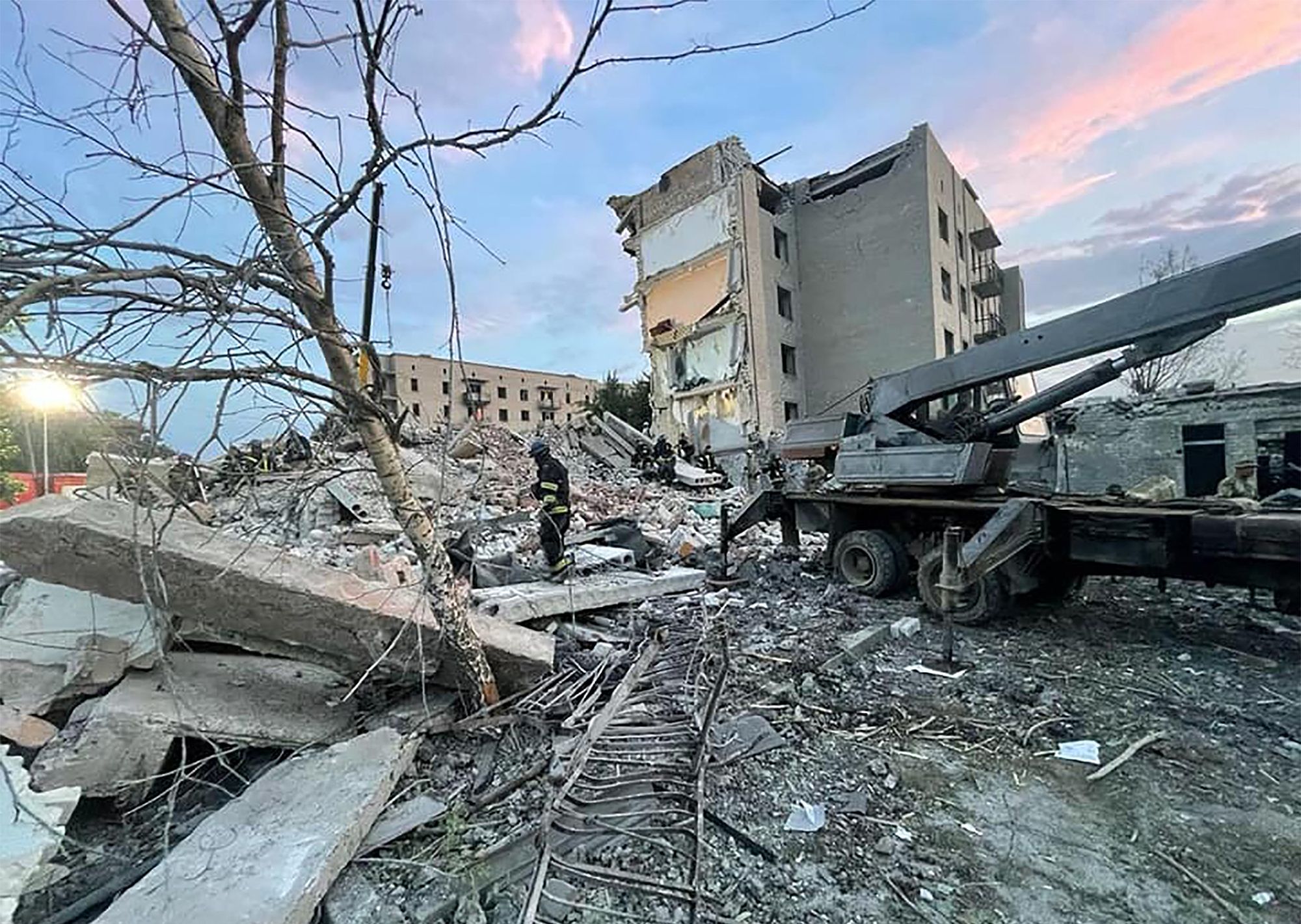 顿内茨克公寓遭俄火箭击中倒塌 6死5伤多人受困