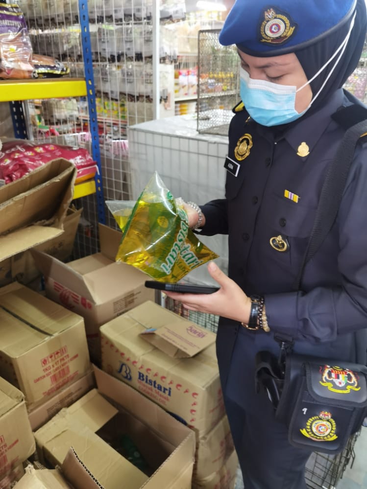 （古城封面副文）一公斤包装油售3令吉50仙，某商店遭贸消局检举