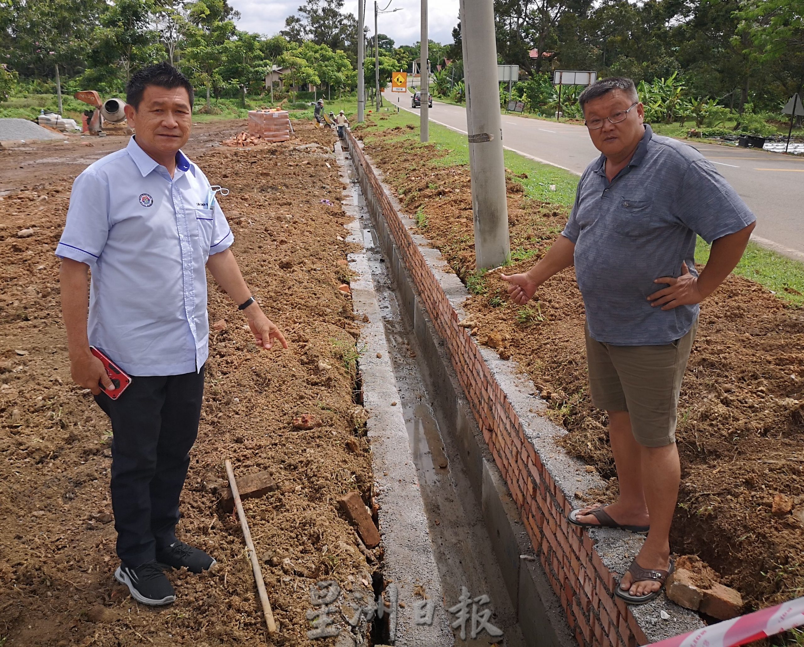 （古城版）阿依沙叻新村获工程局19万提升排水沟，新村排水系统日趋完善