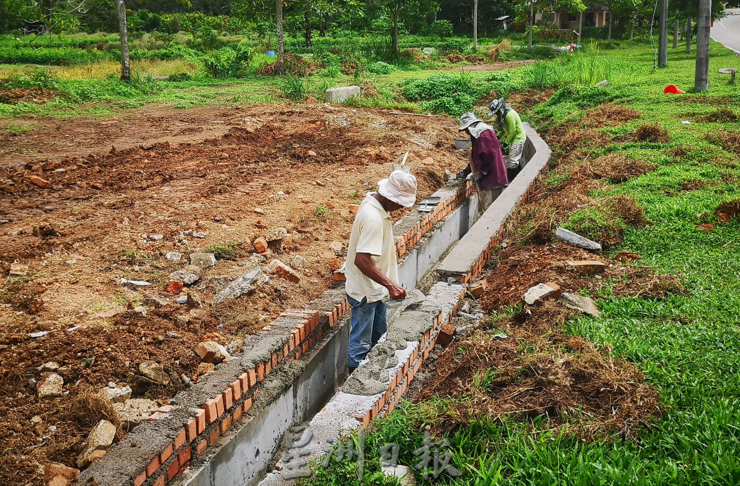 （古城版）阿依沙叻新村获工程局19万提升排水沟，新村排水系统日趋完善