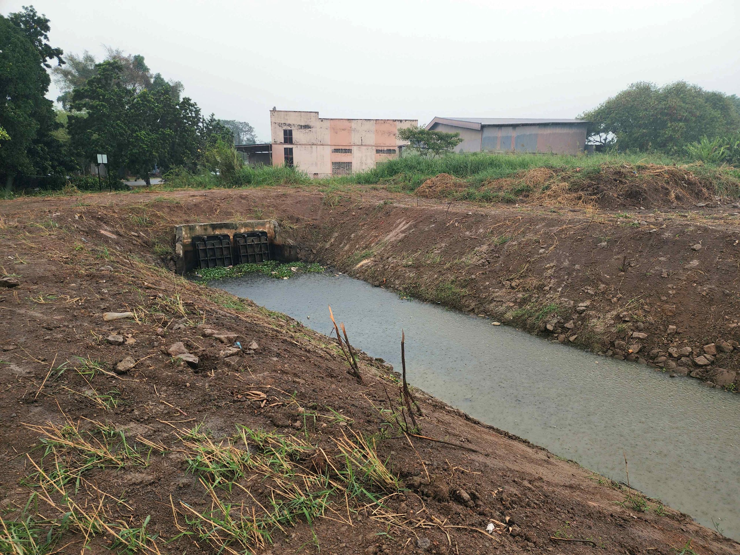 （古城第五版主文）汉都亚再也将会面水利灌溉局，要求定期挖深水闸门前1至2公里河床