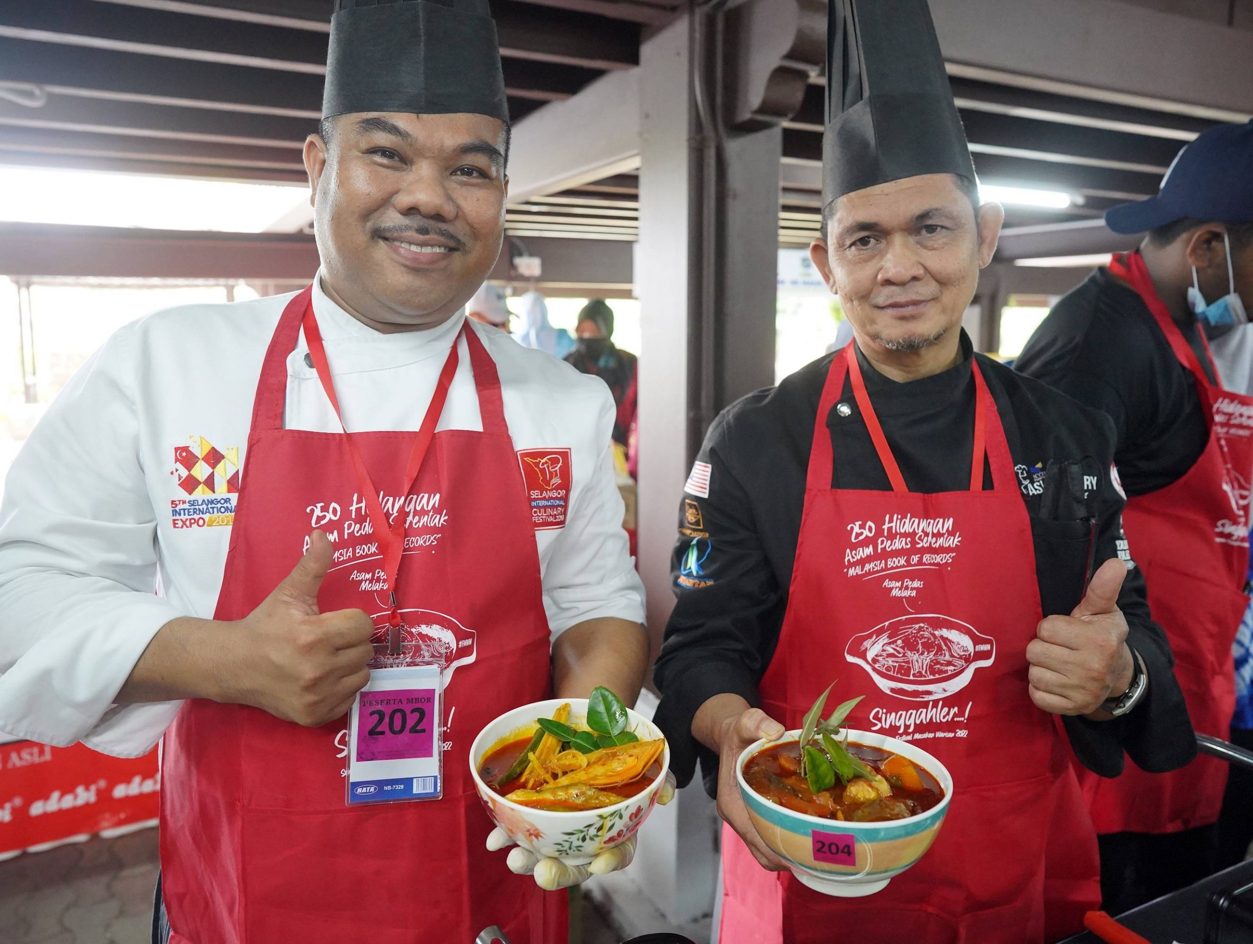 （封面副文 ）250人同步烹煮亚叁鱼，甲博物馆机构申请《马来西亚记录大全》