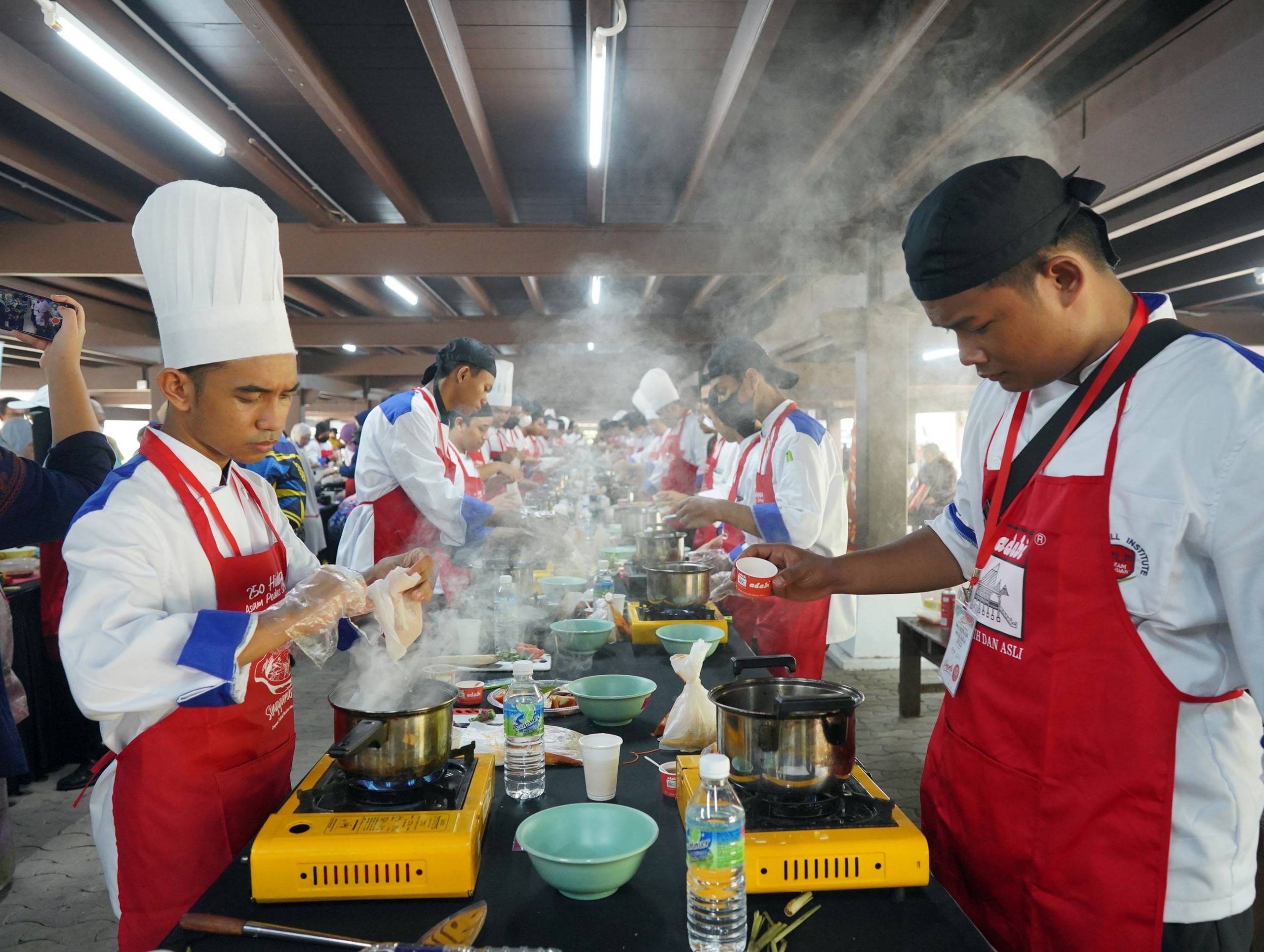 （封面副文 ）250人同步烹煮亚叁鱼，甲博物馆机构申请《马来西亚记录大全》