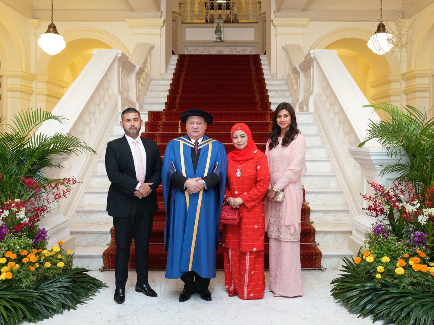 继已故柔佛苏丹依斯干达殿下之后，柔佛苏丹依布拉欣陛下获新加坡国大名誉法学博士学位