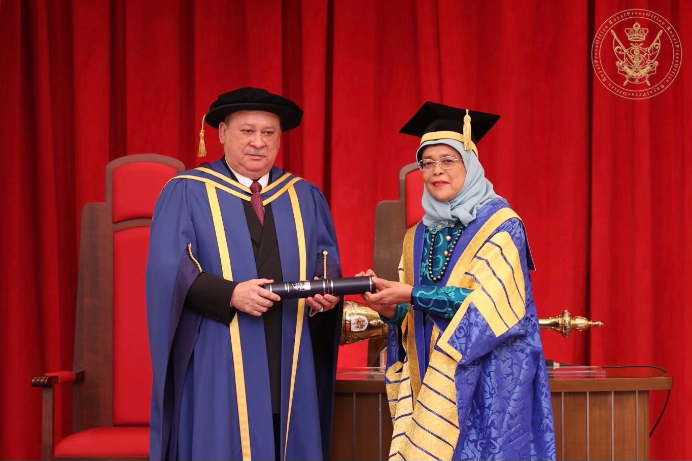 继已故柔佛苏丹依斯干达殿下之后，柔佛苏丹依布拉欣陛下获新加坡国大名誉法学博士学位