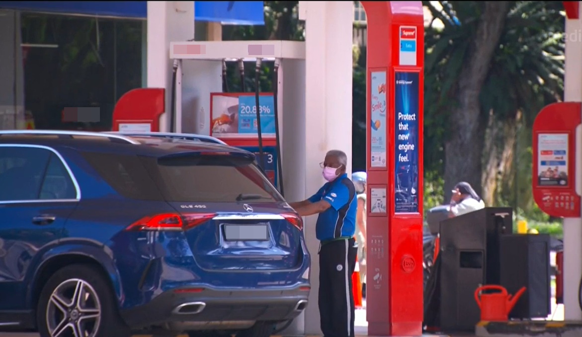  （已签发）柔：狮城二三事：国际原油价格下跌 狮城汽油站调低汽油零售价