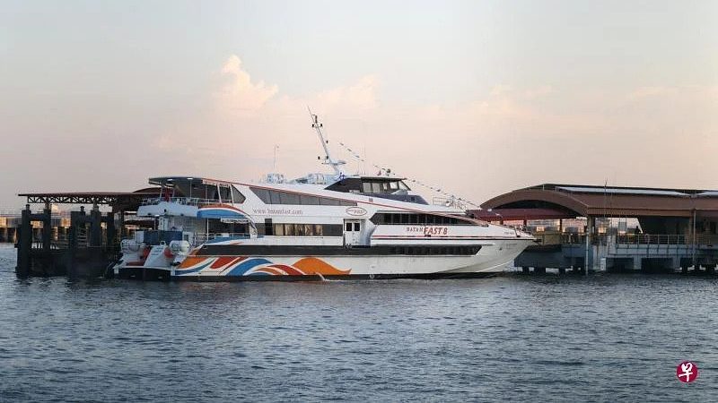 迪沙鲁新加坡渡轮启航 首航乘客：船票有点贵