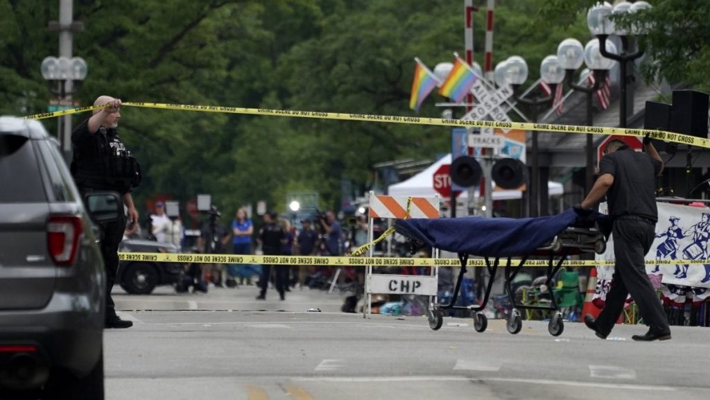 美国国庆游行爆枪击 酿6死24伤嫌犯在逃