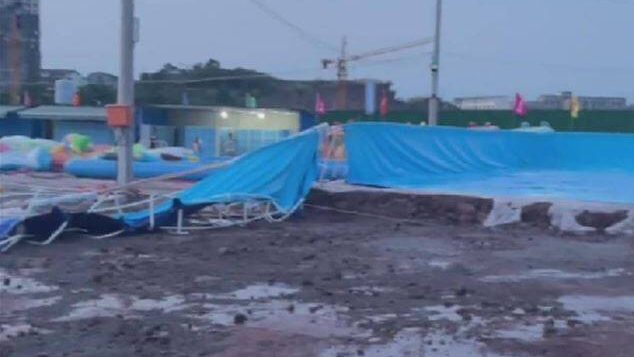 游乐场充气泳池爆裂 多人被冲入河酿1死7伤