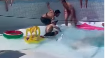 视频 | 泳池中央突破大洞！30岁男被卷入地底惨死