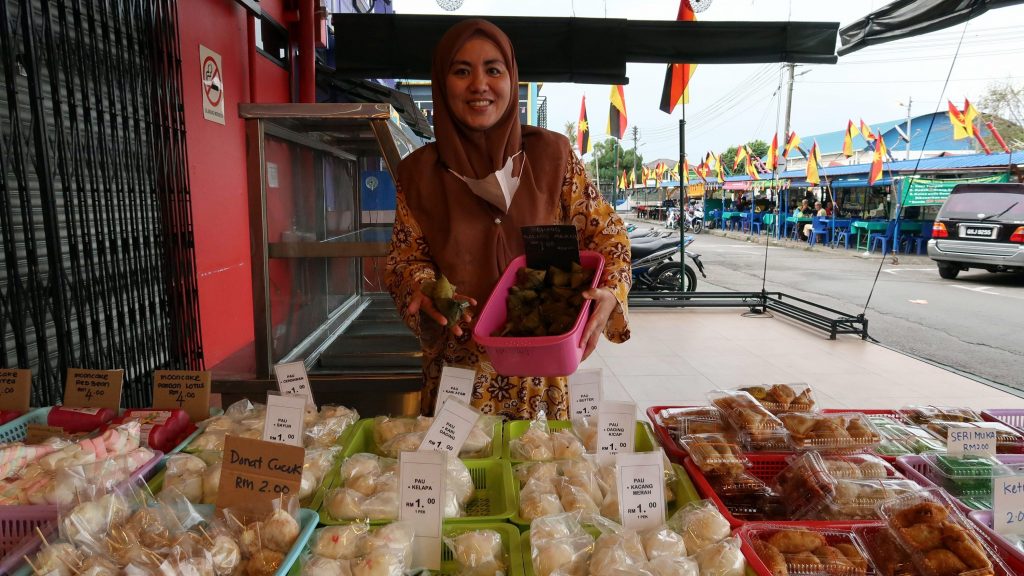 马来同胞也爱月饼． 中秋清真月饼热卖