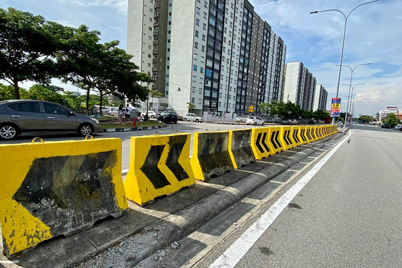 阻止非法掉头酿交通事故 比巴都路置放水泥障碍物