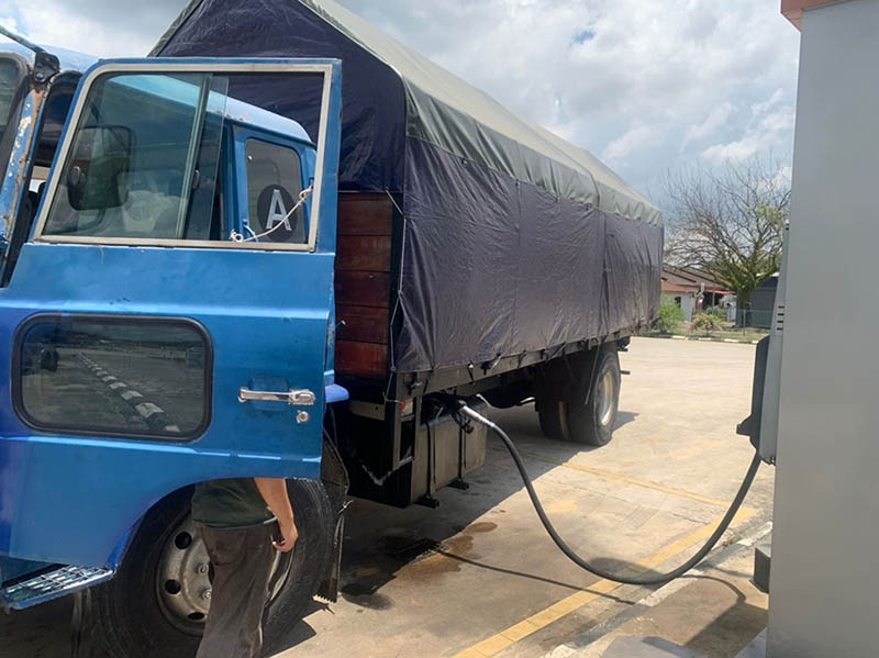 改装容器加油 司机被逮 充公值逾3万柴油 卡车