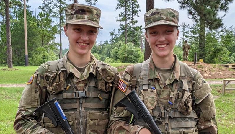 17岁双胞胎姊妹花从军　姊姊训练时昏迷后丧生