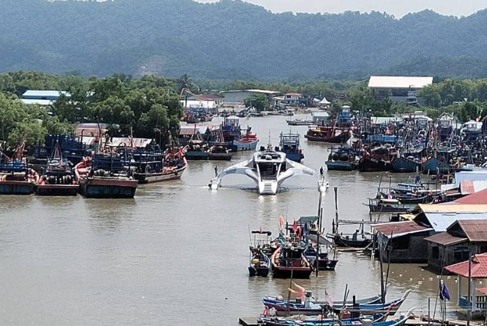 2亿豪华游艇停玻渔港  渔民：“像一艘太空船”