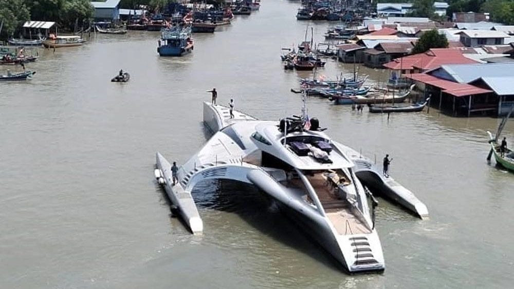 2亿豪华游艇停玻渔港  渔民：“像一艘太空船”