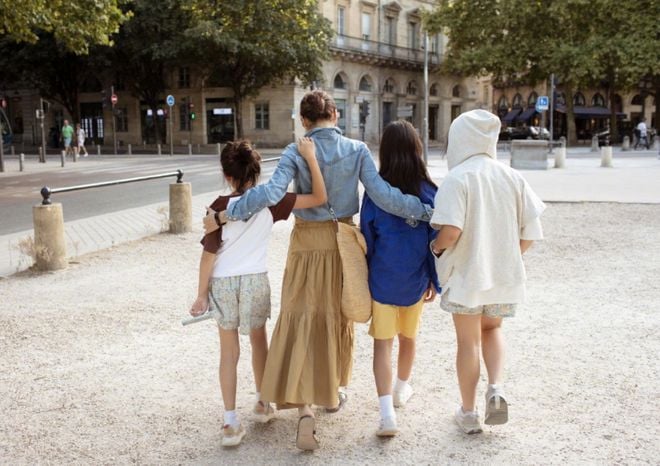  50岁黎姿晒旅行照 母女4人同框像姐妹
