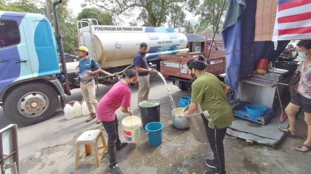 武吉士东阁还有多个住宅区未恢复水供 居民等候水槽车派水