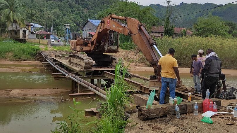 村民忧草率施工弄毁水管电缆 承包商拆除林明木桥遇阻