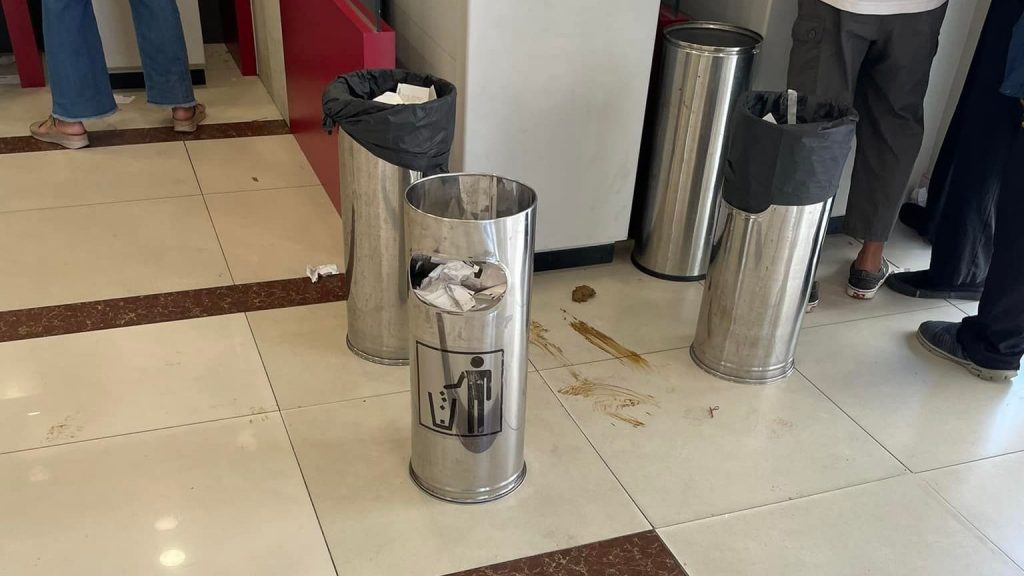 ATM机前疑出现粪便 银行用垃圾桶“封锁现场”