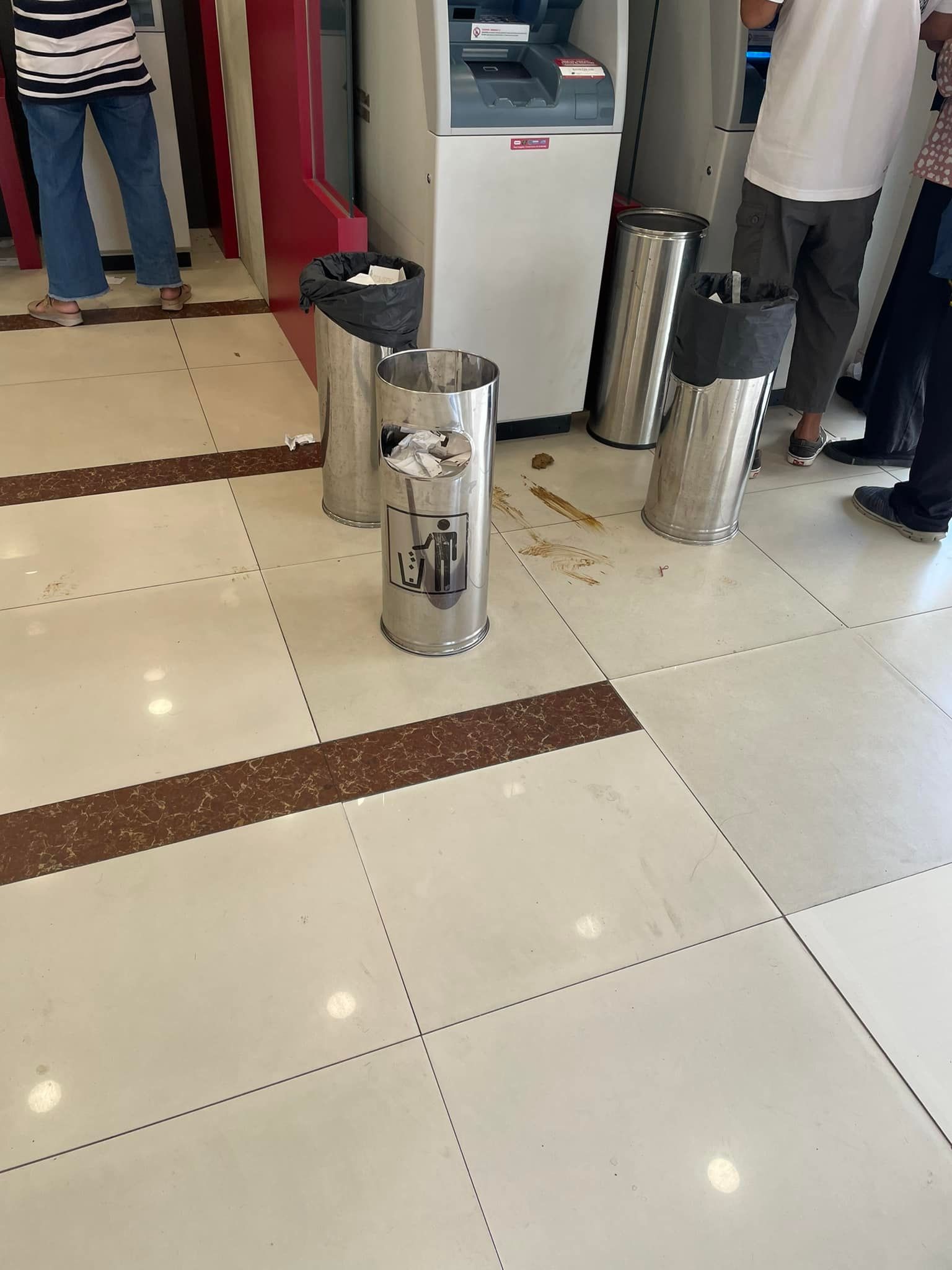 ATM机前疑出现粪便·银行用垃圾桶“封锁现场”