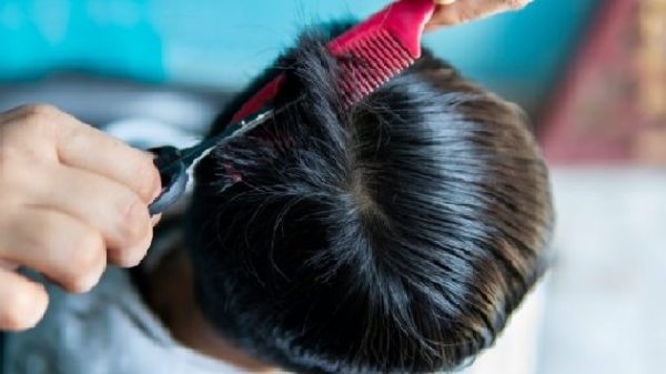 15岁男生不甘长发被剪  拿扫把棍打伤纪律老师被捕