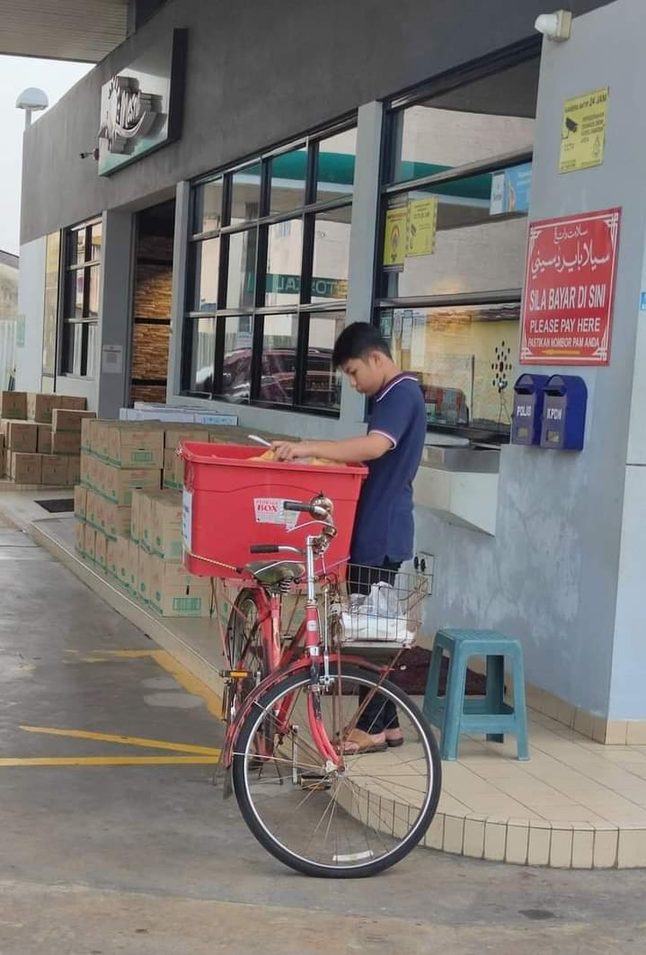 ​少年小当家 接手已故父亲生意 骑脚踏车叫卖母亲做的咖喱角