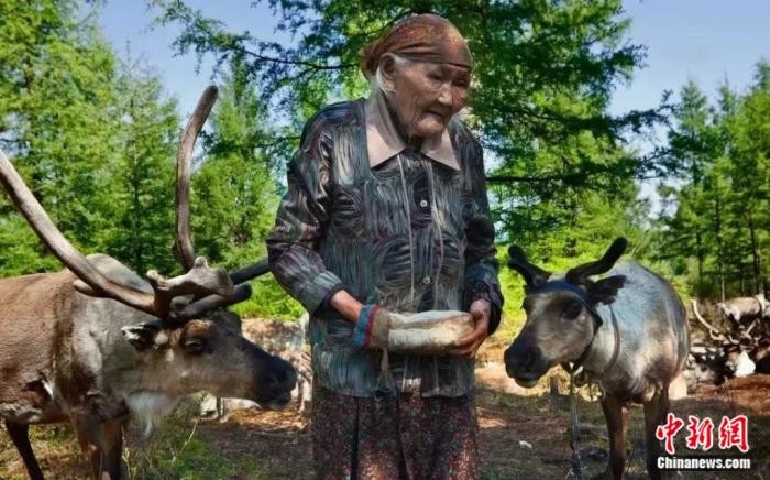 “中国最后的女酋长”在锺爱的驯鹿旁辞世  享年101岁