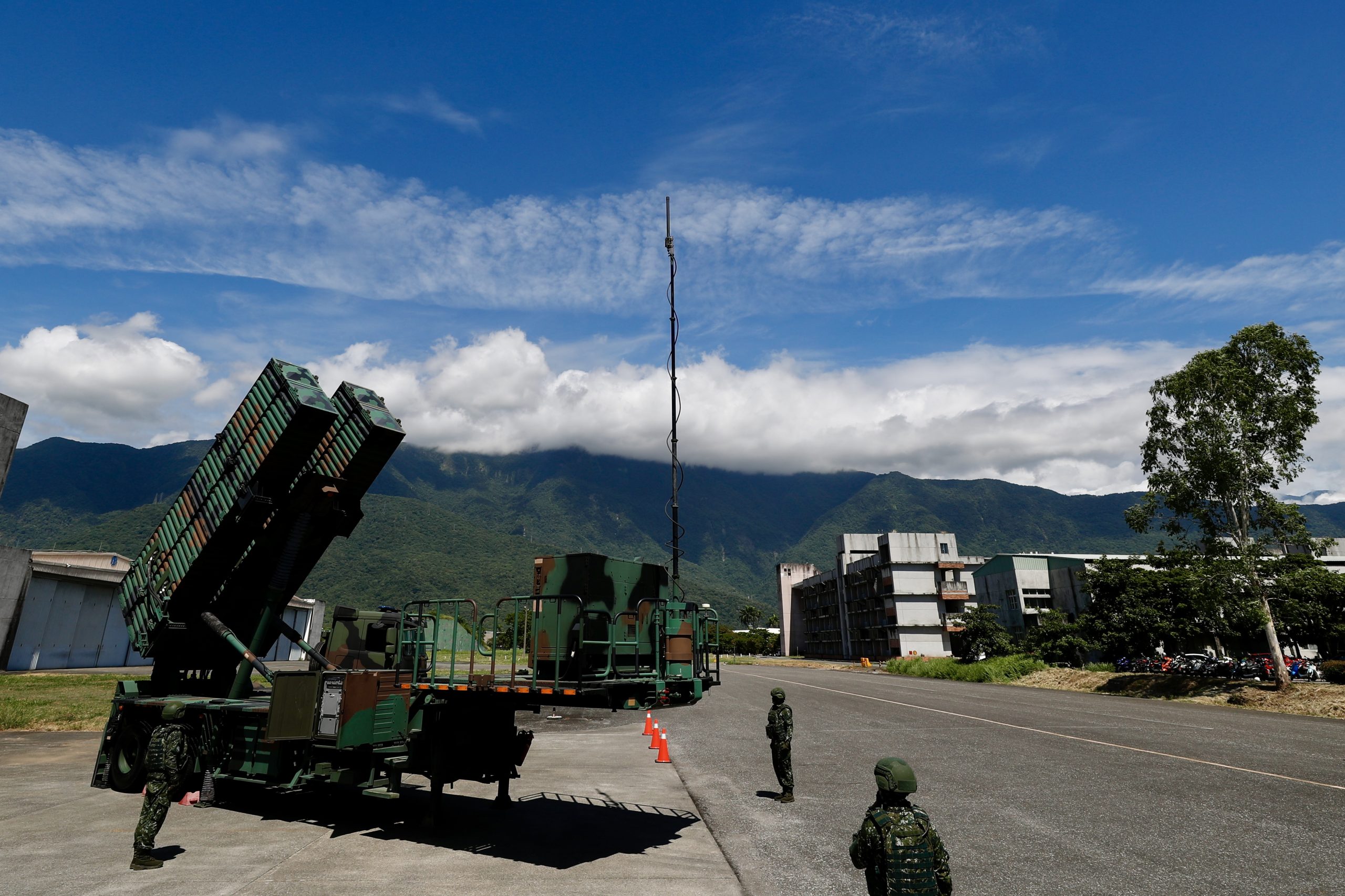 　　　台湾空军在花莲基地展示操练多款军备