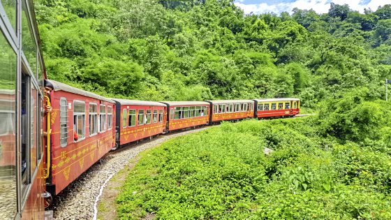 【印度】穿行喜马拉雅山脉的玩具火车