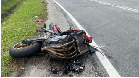 一巡伍长骑重型摩托转弯闯反车道 轿车猛撞当场身亡