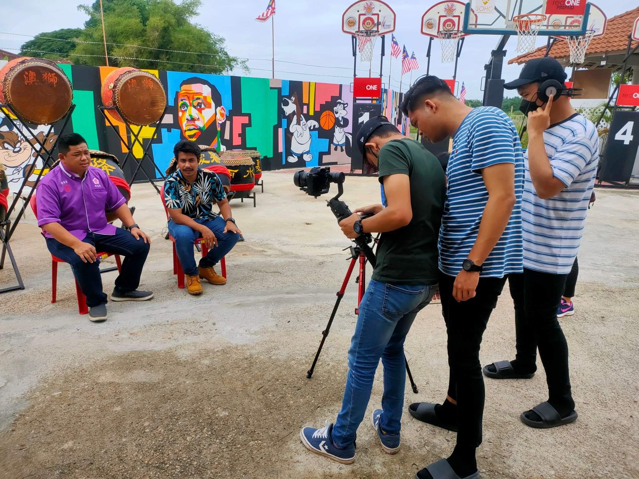 东封底：旅游部今日派出摄影队拍摄吉兰丹中华大会堂青年团的鼓队“鼓动华堂“。