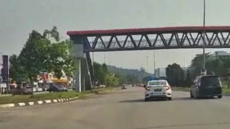 丹警追逐拦截一可疑车辆   6缅人非法入境被扣查
