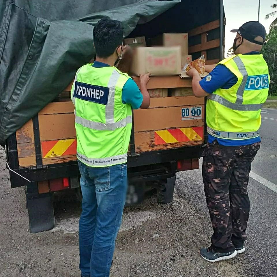 东：丹贸消局起2720公斤包装食油，逮2名男子。