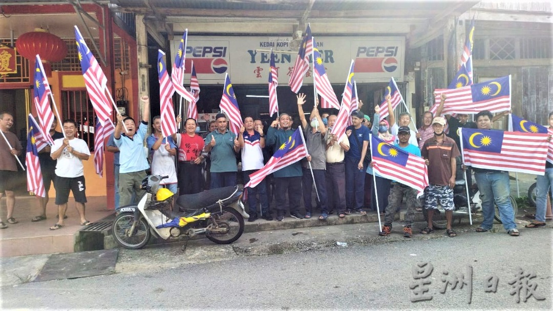为了迎接本年度的国庆月，亚益仁耐马来村委会联合甘马挽新闻局在亚益仁耐展开挂国旗运动。