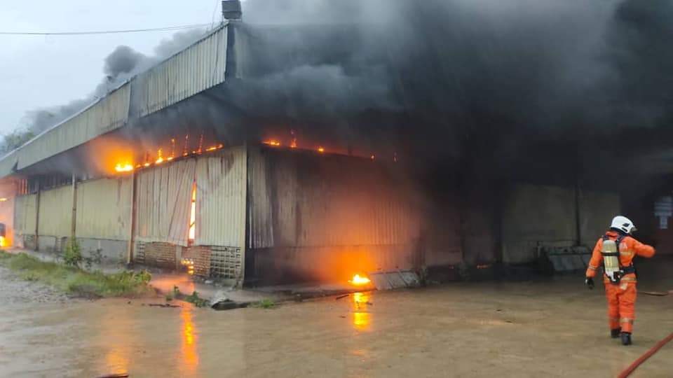 东：增卡木柴工厂火灾，40%面积烧毁。