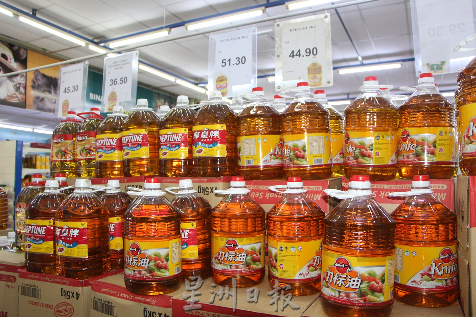东：政府宣布8日起5公斤罐装食油顶价为34.70令吉，超市估计将蒙受数万令吉亏损