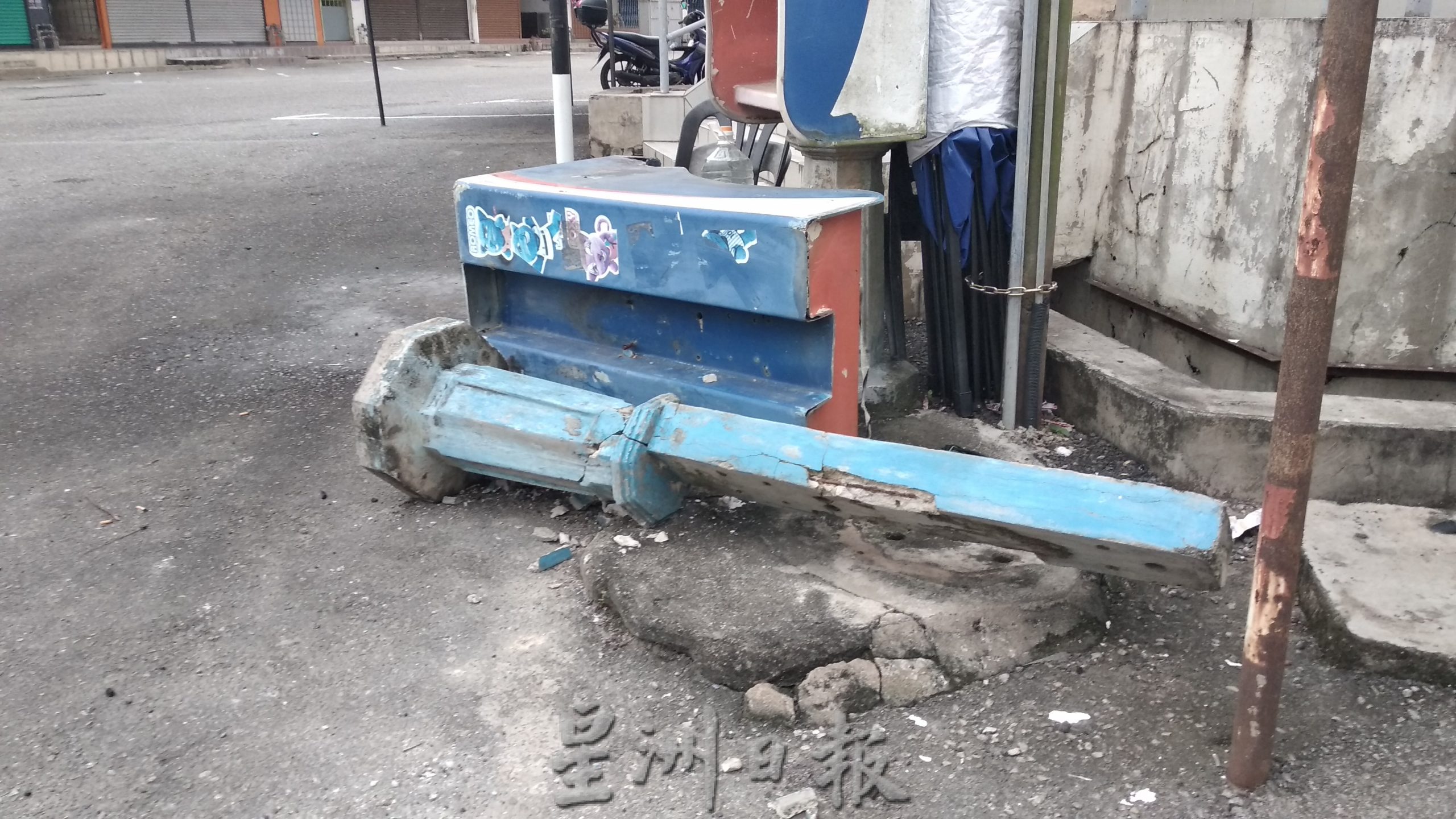 东：文德甲市区多处公共电话亭失修倒在一旁，没有获得善后和处理。