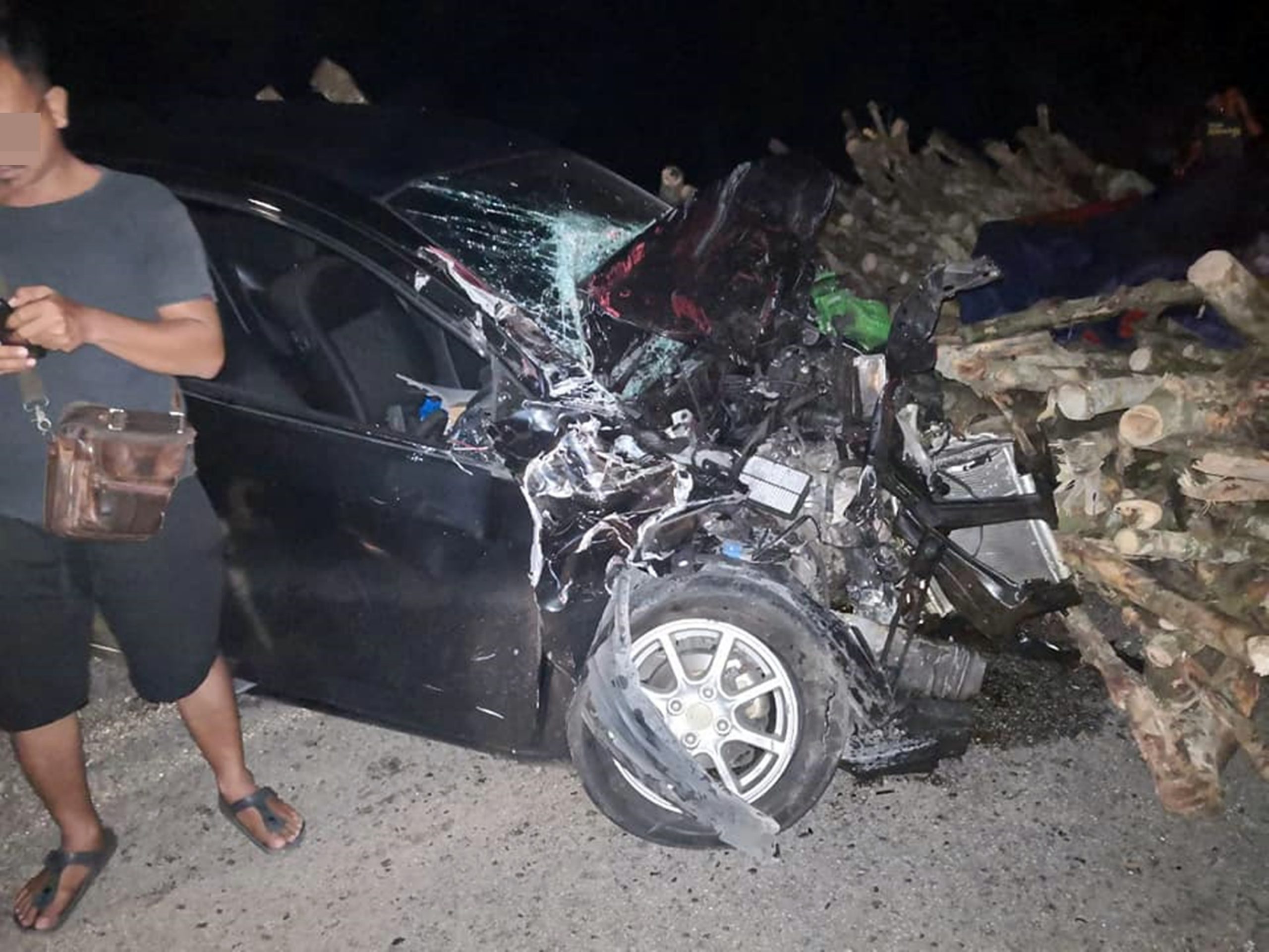 东：格拉东往马口路罗里与2车相撞，酿3死3伤车祸。