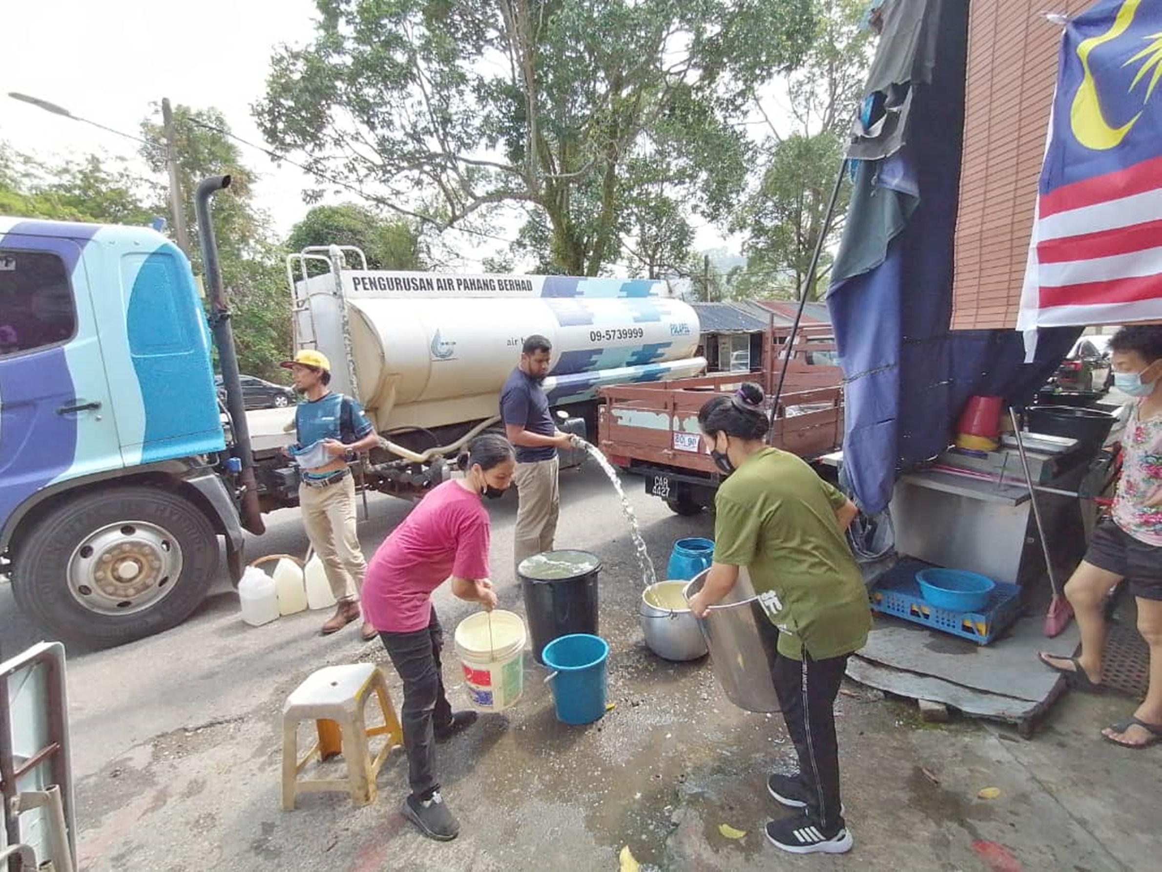 东：武吉士东阁还有多个住宅区未恢复水供，居民等候水槽车派水。