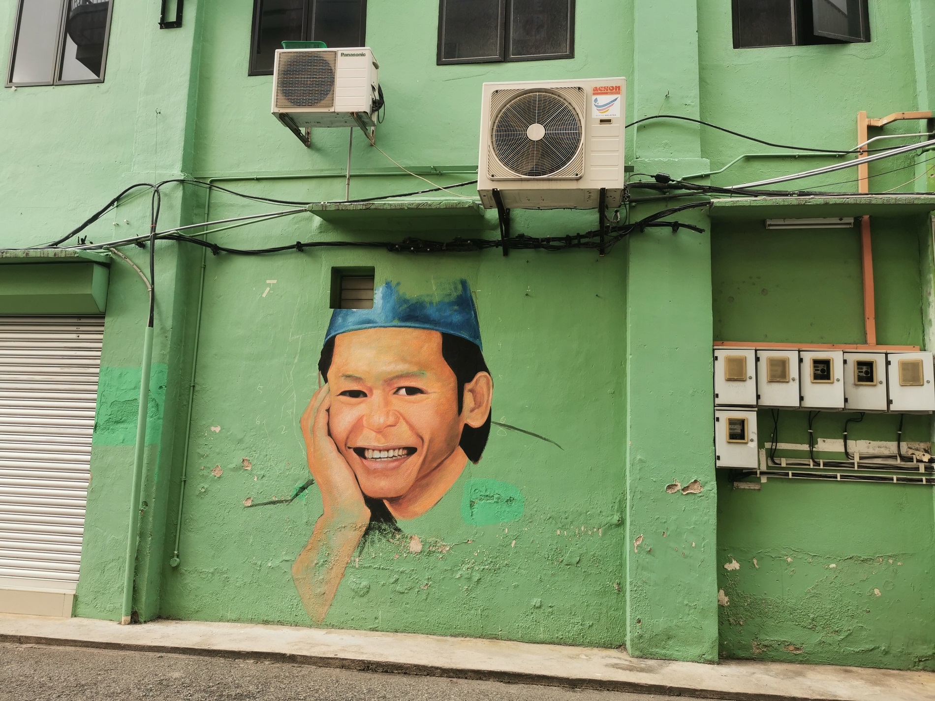 东：淡马鲁旧街（惹兰东姑巴卡路）小巷墙壁绘上著名已故歌星苏迪曼肖像壁画。