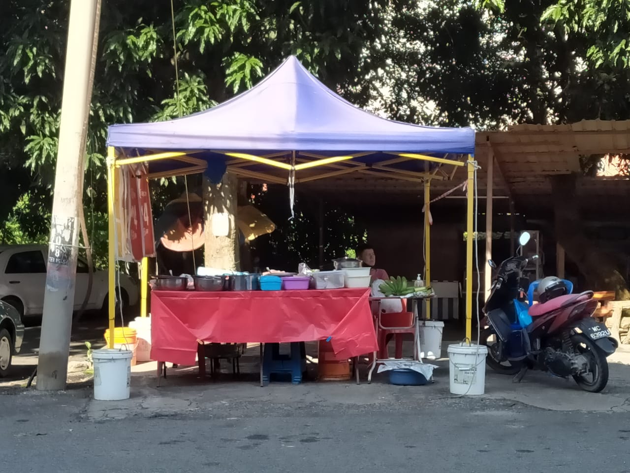 东：淡马鲁瓜拉士曼丹区州议员诺阿兹米协助小贩向淡马鲁市议会申请营业执照，以便可继续在原地营业。