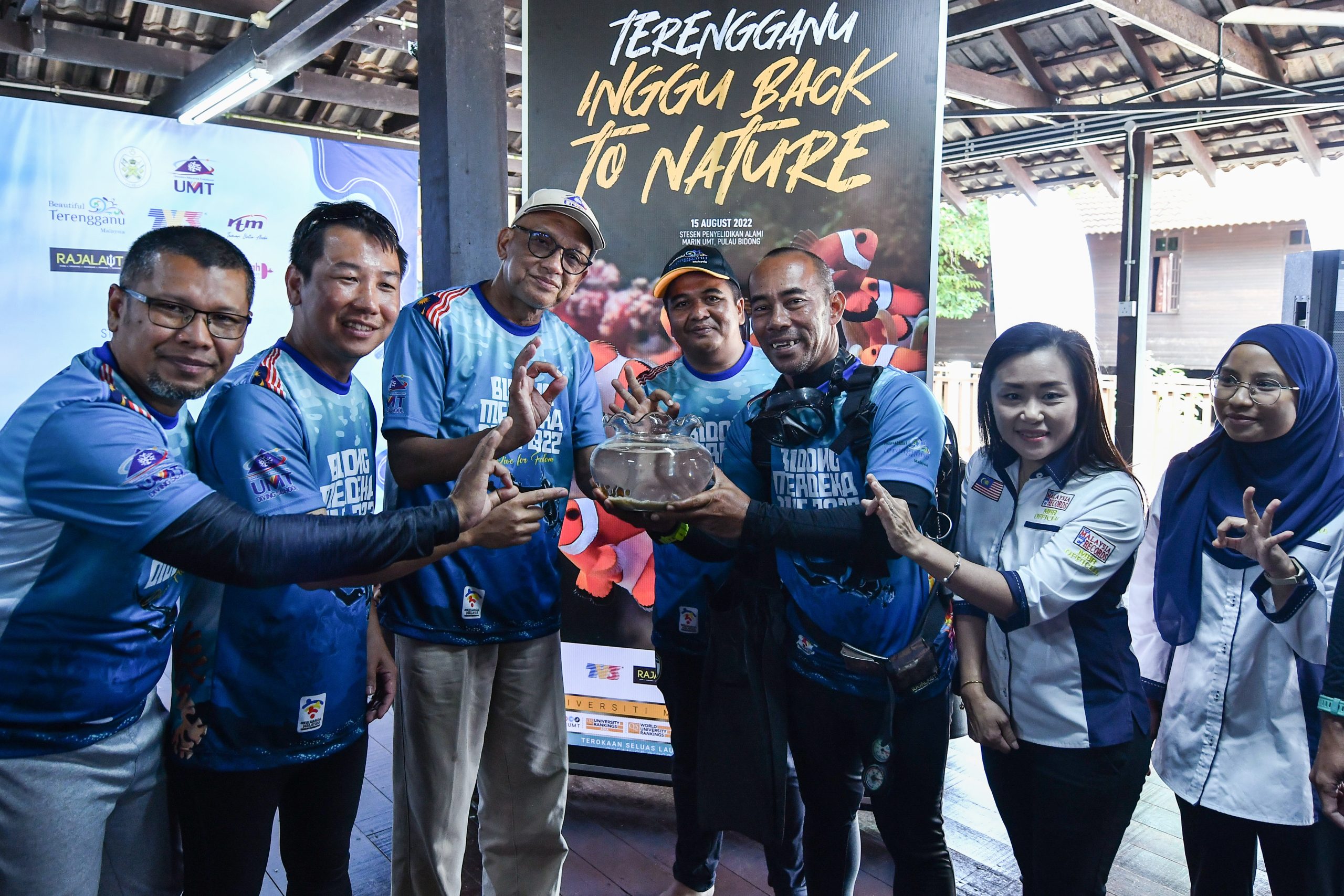 东：登州旅游局在比东岛海域释放1270条小丑鱼，创下释放最多小丑鱼的马来西亚纪录大全。