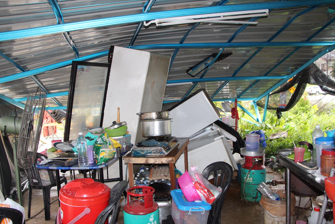 东：都赖榴梿城的多个档位帐棚，在暴风雨中被摧毁
