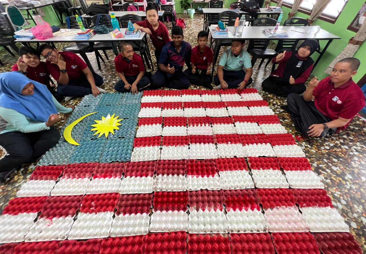 金马扬中学特殊学生班师生特别用废弃鸡蛋托制作国旗，充分表现环保及爱国精神