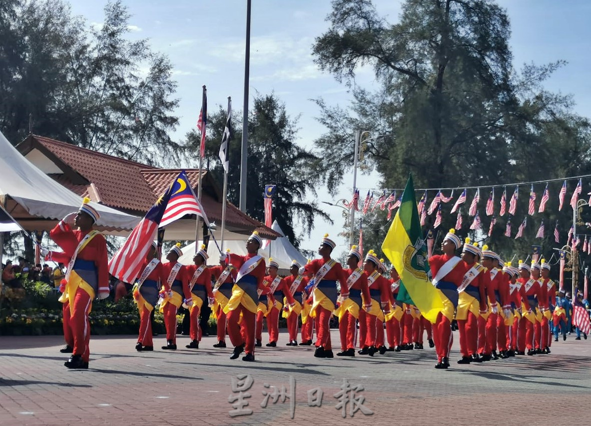 东：阔别两年，登州政府在峇都布洛广场举行州级国庆日庆典，上万名民众参与这场疫情好转后首次举办的国庆庆典，现场人山人海，场面热闹。