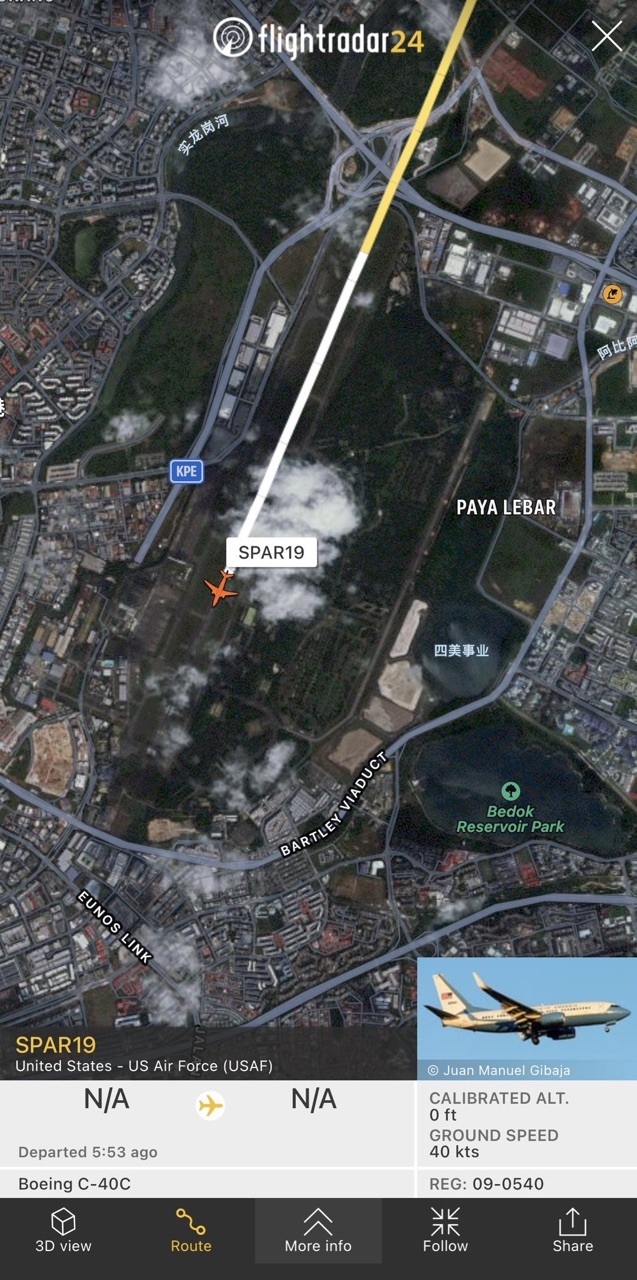 佩洛西专机周一清晨抵新加坡空军基地   