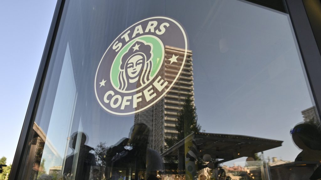 俄版星巴克更名为Stars Coffee重开 新标志惹议