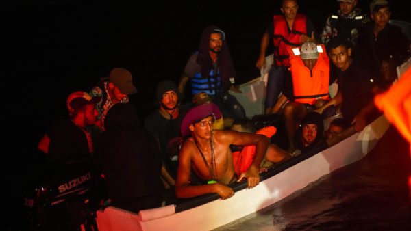 偷渡船沉没 约50人失踪